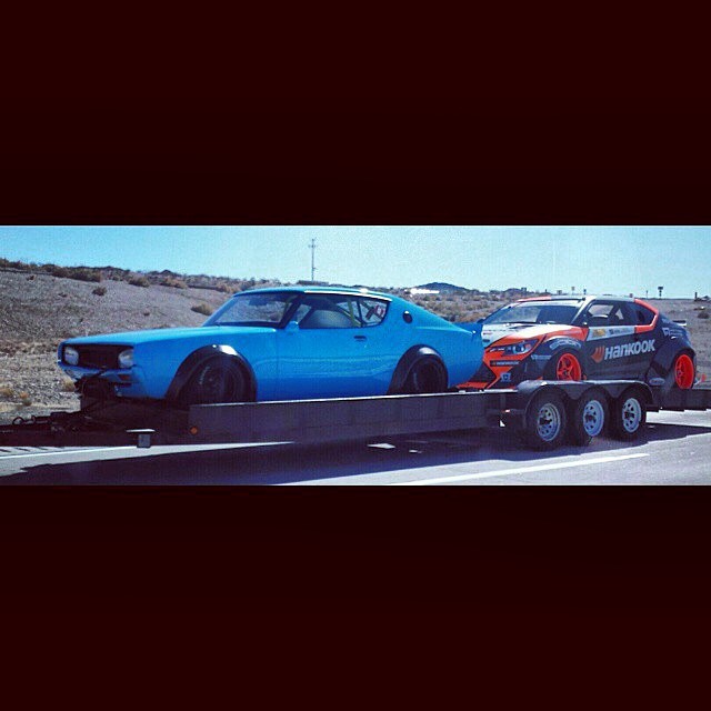 Check out these two buddies that @iloveracingshop just spotted way out in the desert! Is it #SEMA time yet? #kenmeri #overfendergalore