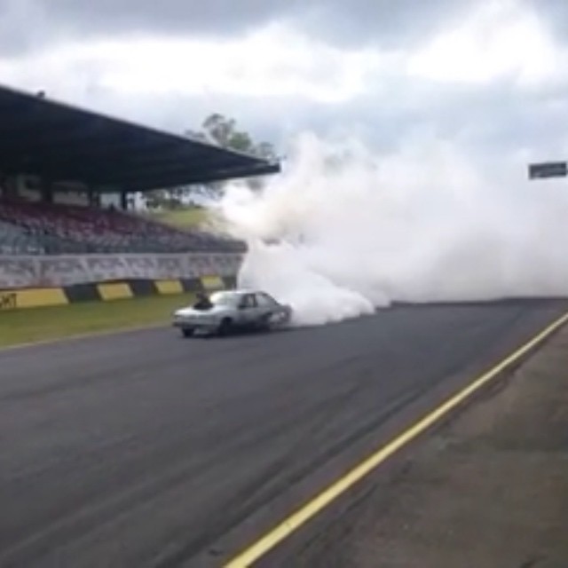 Now this is a #burnout! Also: This is a pretty good video definition of #holdstumt. (If anyone has the name of this guy - I'd like to tag him please) #crikey #downunder
