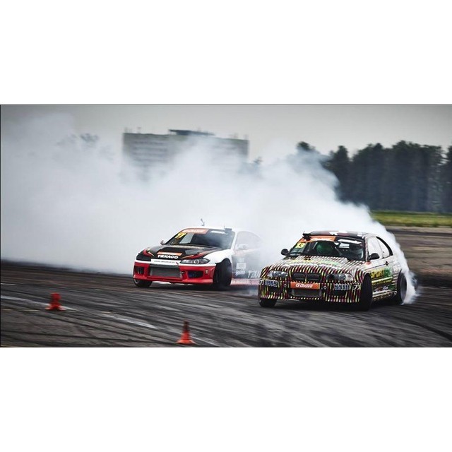 @vishnia92 and @ivo_lido one of the best tandem run at  #GDrivedriftminsk #EEDC #burnenergy #imfast #bulbash #drift #drifting Pic by @airjek