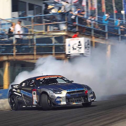#humpday. Jumping through the week like Kawabata in the 1000+hp #TRUSTracing 35RX SpecD GT-R at the Ebisu Minami course