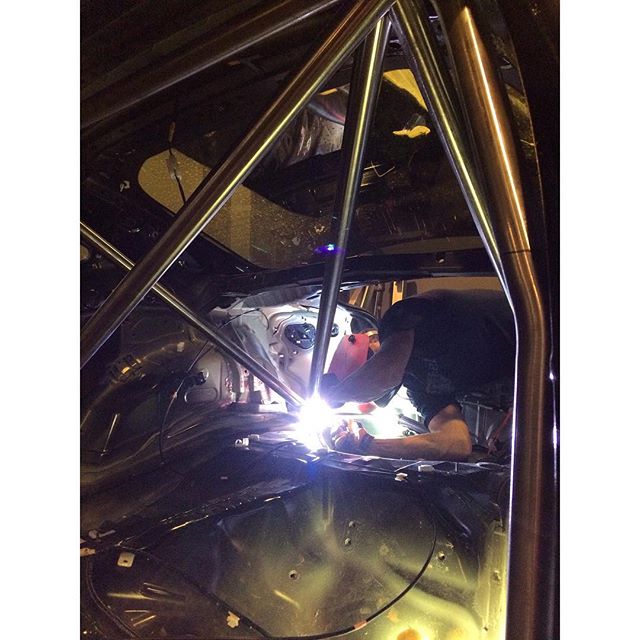 @dominant_engineering laying beads on the roll cage.