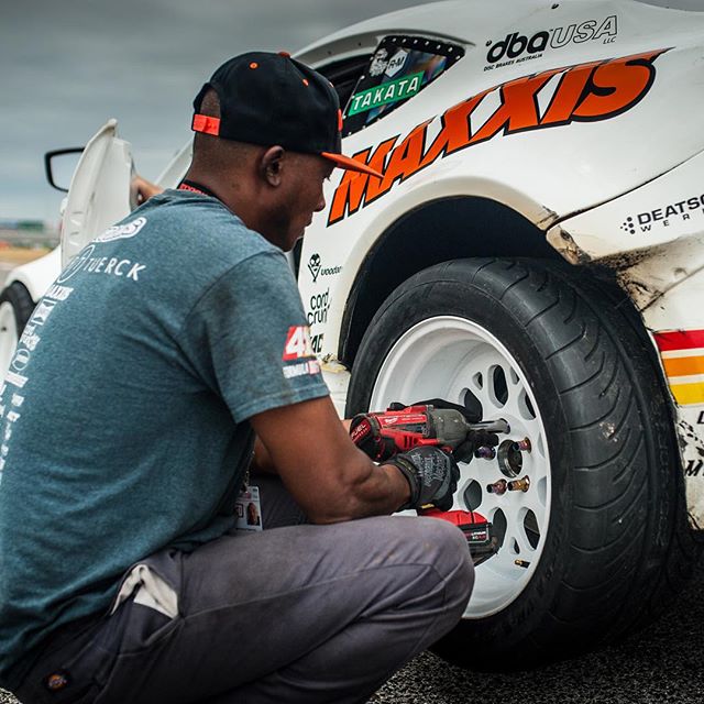 @mattkincaidracing getting some fresh @maxxistires mounted during practice with the quickness. Super important to have quick pit stops at @formulad during practice to maximize setup time on the track and I'm usually a little slow to warm up. @namelessperformance is always on point. #maxxistires #namelessperformance #RT411