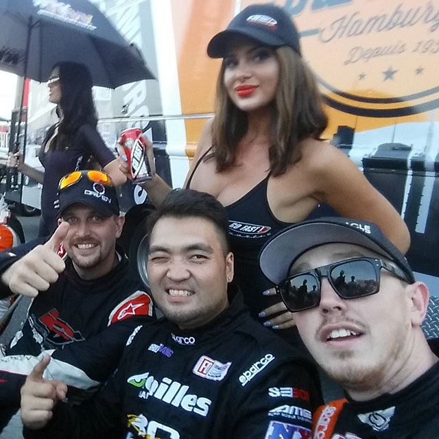 Got into a good spot qualifying at 6th here at #fdcanada i dont think my car ever ran this solid this entire year, thanks to my crew working hard to make it happen, super pumped for the main event today and gotta tell ya the crowd here is just amazing, enjoying every bit of it with my boys @deankarnage @powervehicles100 #teamachilles #フォーミュラDカナダ は予選６位でなんとか通過できましたー、多分今年一番くらい車が普通に動いてくれた事に感謝!決勝日は頑張ります、しかしここの観客半端ない盛り上がりです #サイン会 #カナダ