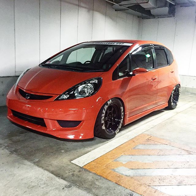 My friend saw this clean @spoonsportsusa tuned @honda Fit last nights at the @superstreet TAS car meet in Japan.  @ogmonger |