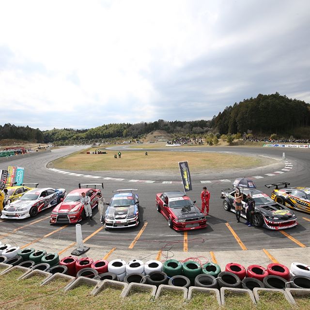 FORMULA DRIFT JAPAN RD2 エビスサーキット 西コース 5月21日（土）・22日（日） ●1Day前売入場券：3,000円 ●2Day前売入場券：5,000円 http://goo.gl/9Y9Cxd