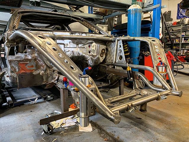 Engine out ready for the gearbox to be bolted up, next up chop that tunnel 🏻
️
️
️
️
️
️
️
️
️
️
️