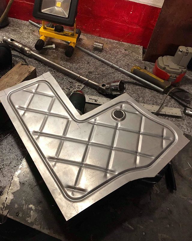 @sr_autobodies coming up with the goods yet again..... A lovely neat solution to a tight problem. Making a lovely panel to fit round the @chasebays brake booster delete kit and still managed to work in the pipe and slippers diamonds 
️
️
️
️
️
️
️
️
️
️
️