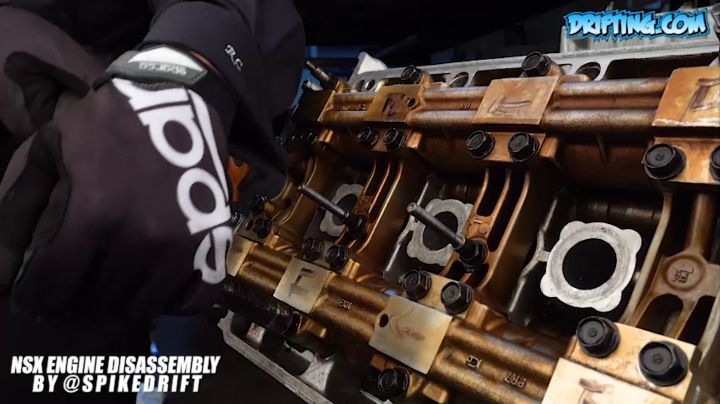 NSX Engine Disassembly / Teardown by @spikedrift / Video by
@driftingcom (Removing the Camshaft Holder Pipes)
