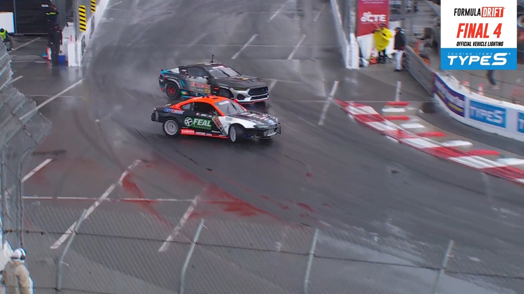 Soaking rain here in Long Beach 🌧️ @OdiDrift battles @JamesDeane130 in a wet Final 4

Presented by @TypeSAuto