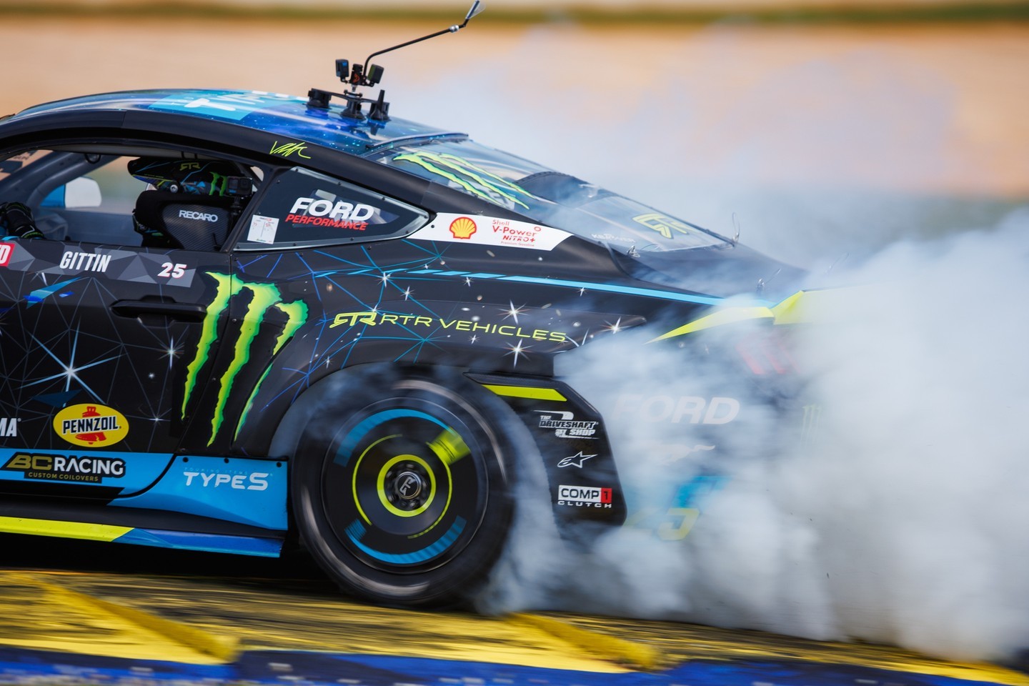 Leaving a smoky signature.
@VaughnGittinJr | @NIttoTire