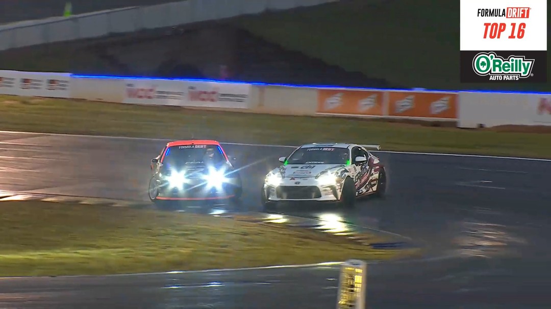 Sliding in the storm. @OdiDrift chasing @KenGushi in a wet Atlanta Top 16.

Presented by @OReillyAutoParts
